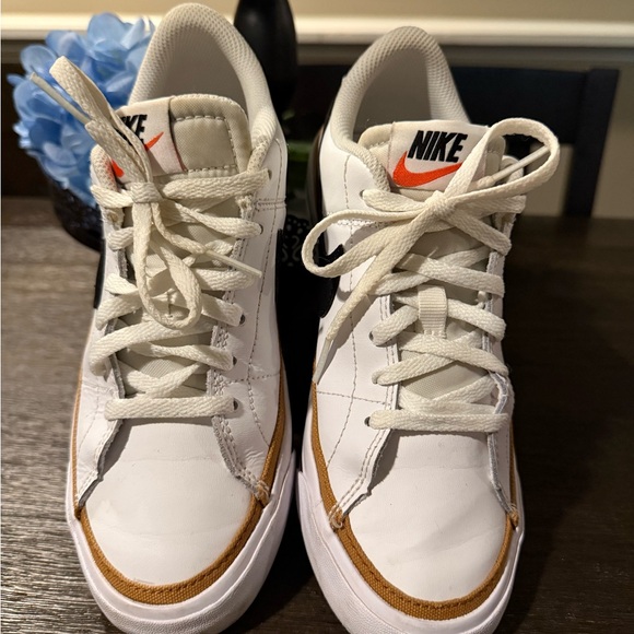 Nike boys / “fits ladies size 7 “White and Black Sneakers with Gold Accents - Picture 7 of 7